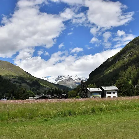 Le Petit Paradis: Ai Piedi Del Monte Rosa Champoluc